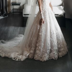 Martina Liana Custom 3D Floral Lace & Tulle Wedding Dress - Size 0/00